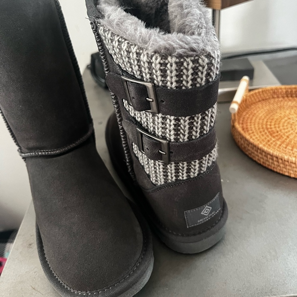 Size US 6 NEW never worn